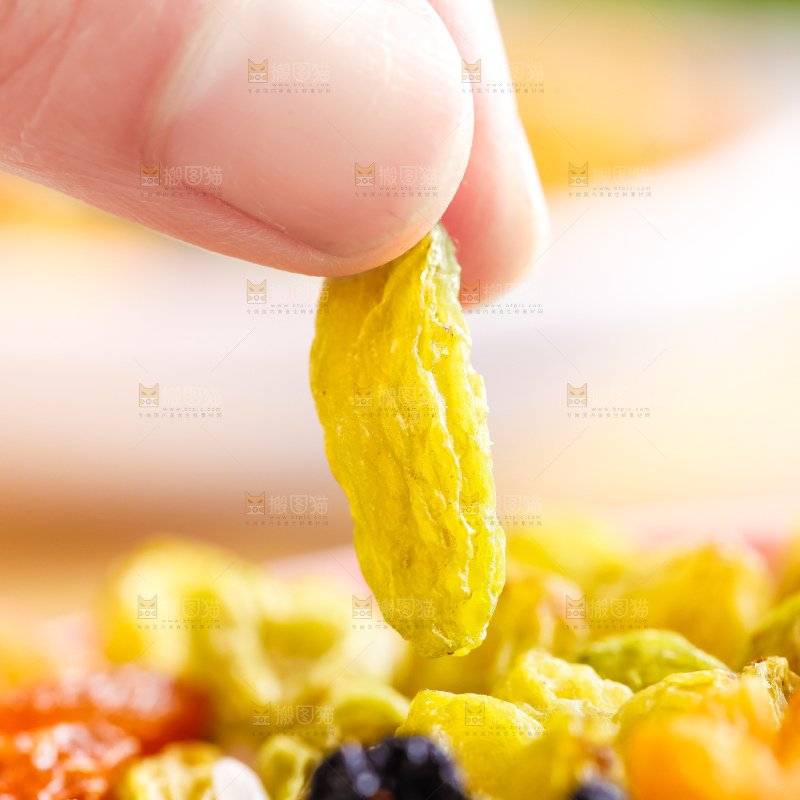 手里拿着绿葡萄干