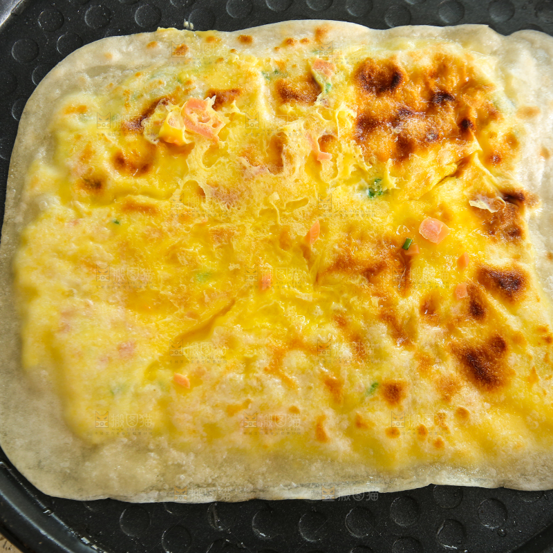 锅里的鸡蛋灌饼