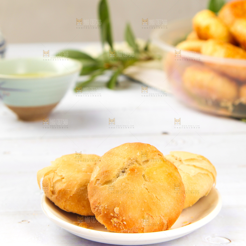 白底上摆放着苏式月饼