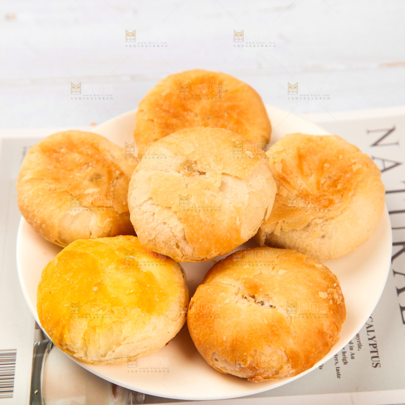 白底上摆放着苏式月饼