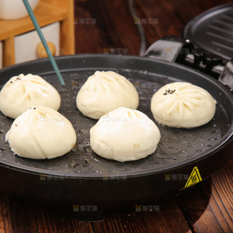 深底上的牛肉包子