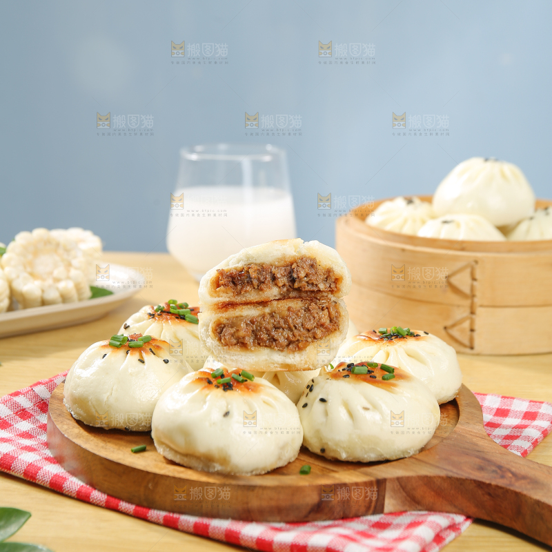 浅底上的牛肉包子