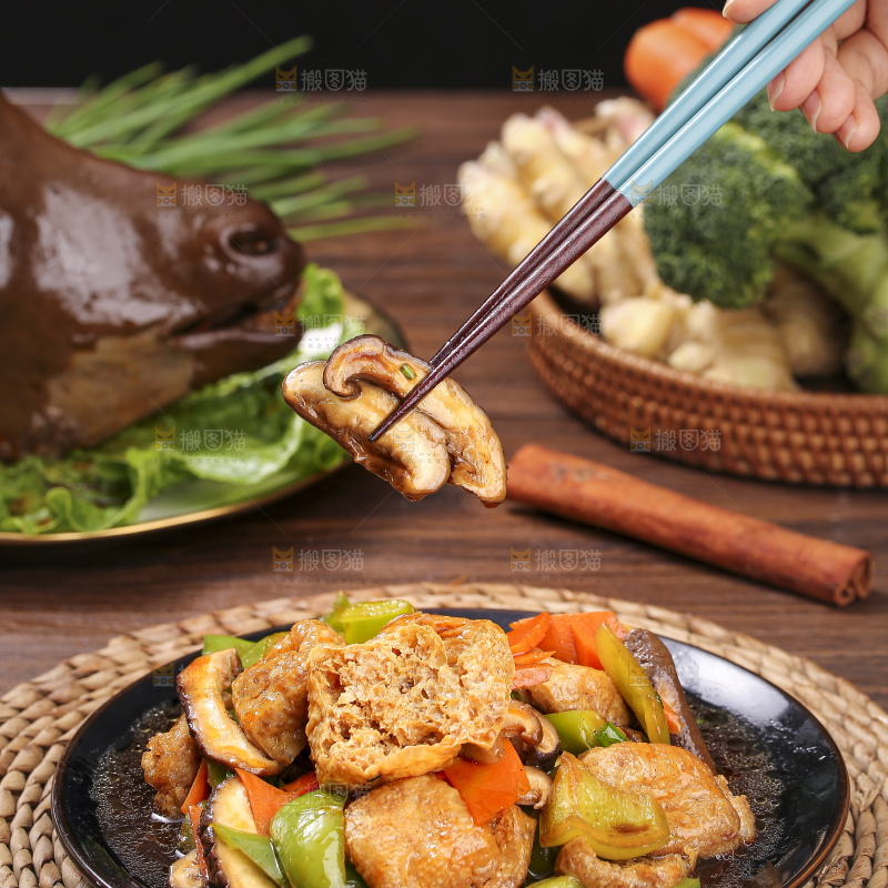 深底上的炒豆泡