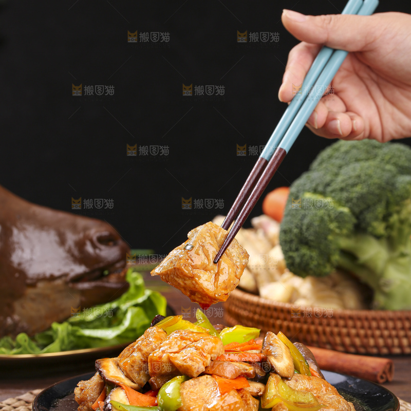 深底上的炒豆泡