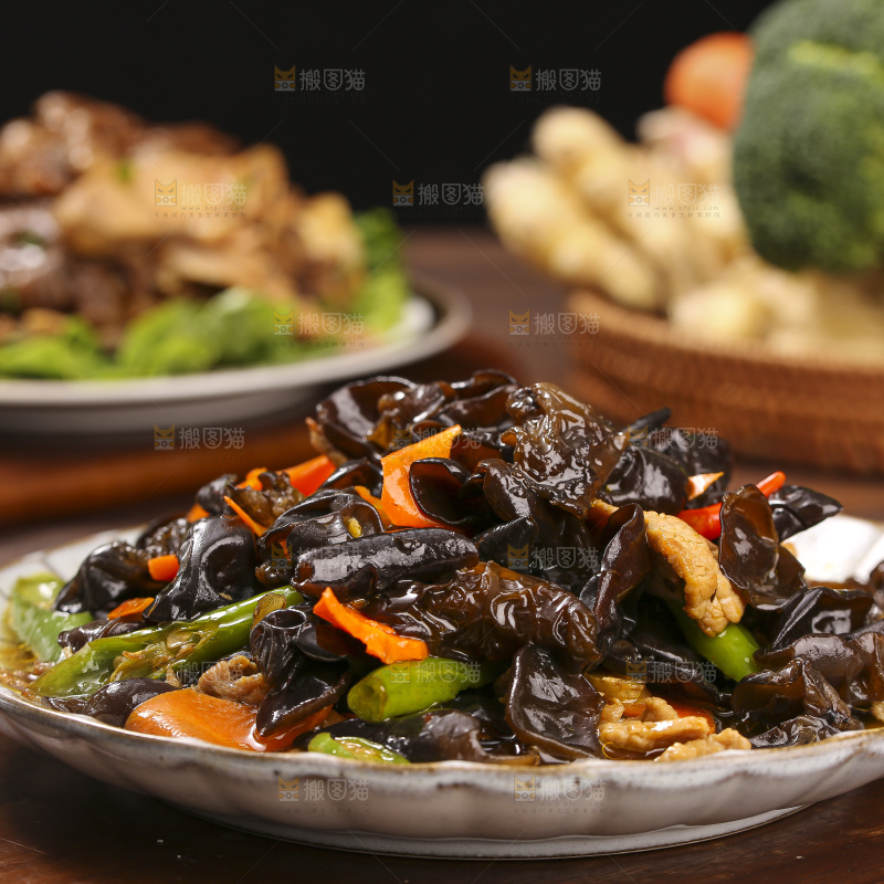 深底上的黑木耳炒肉