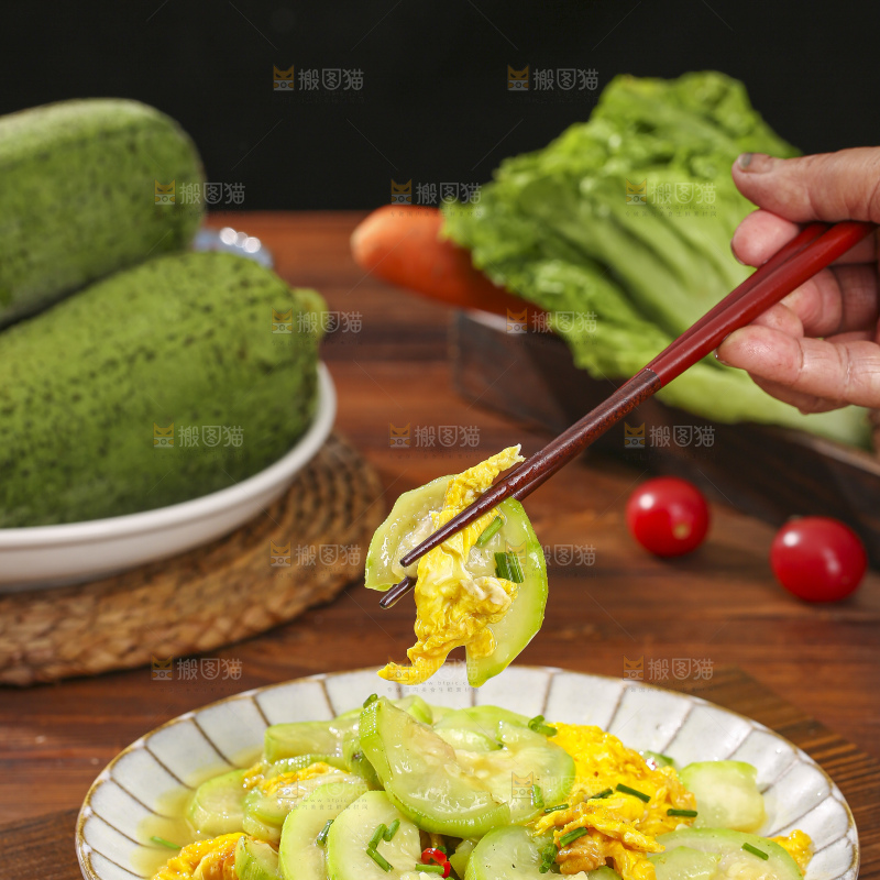 盘子里的丝瓜炒蛋