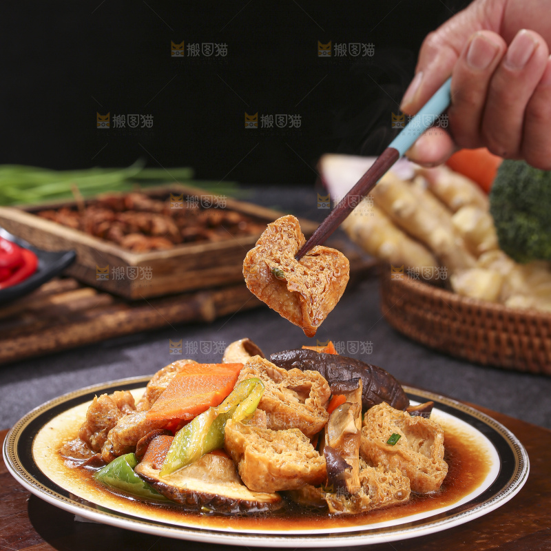 深底上的炒豆泡