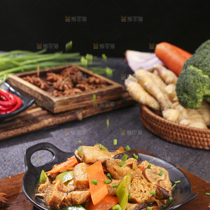 深底上的炒豆泡