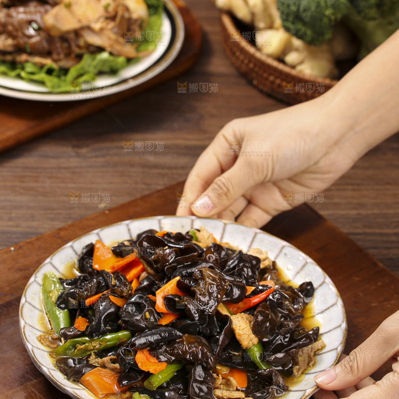 深底上的黑木耳炒肉