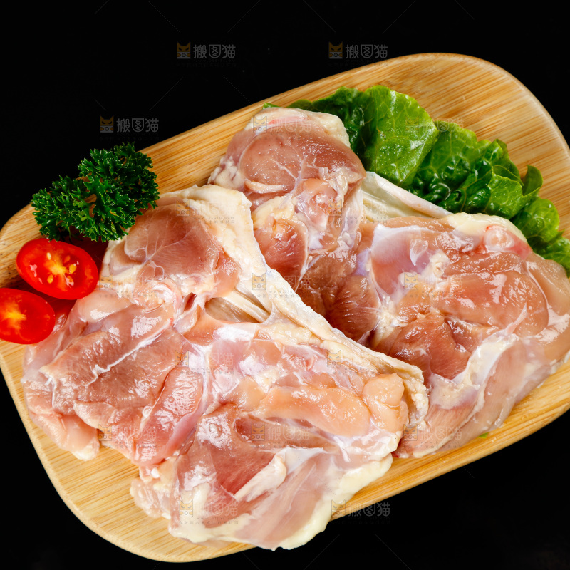 深底上的鸡腿肉