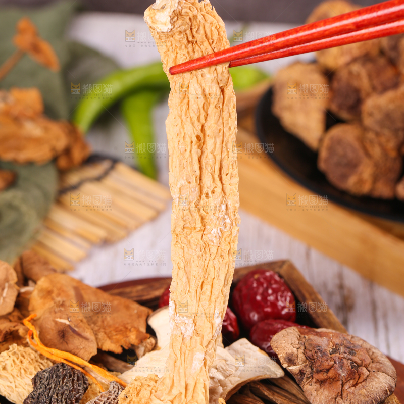 木底上的菌菇汤