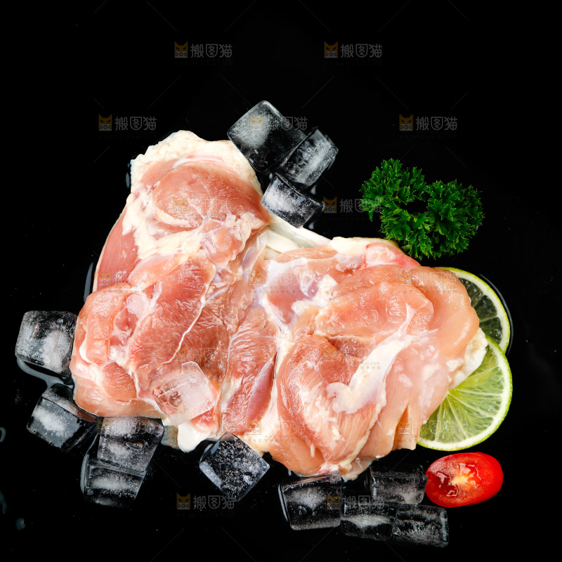 深底上的鸡腿肉