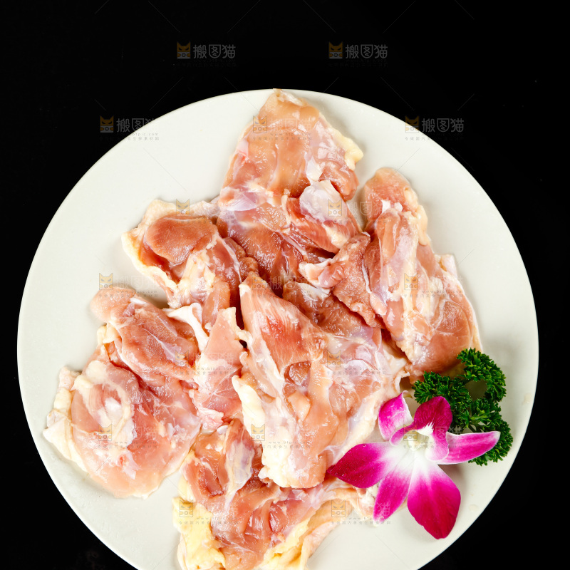 深底上的鸡腿肉