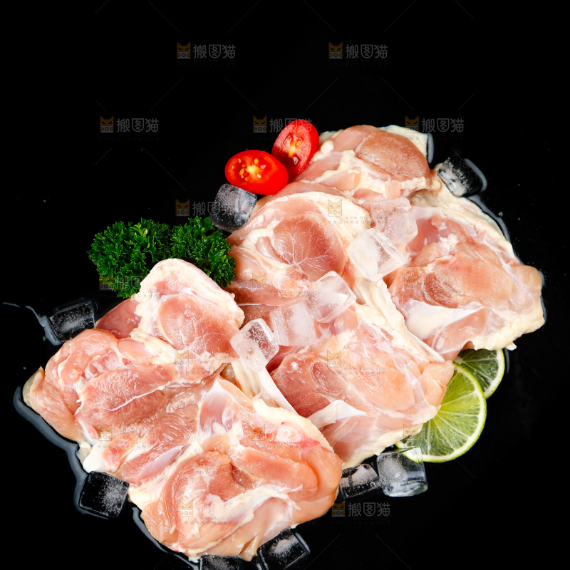 深底上的鸡腿肉