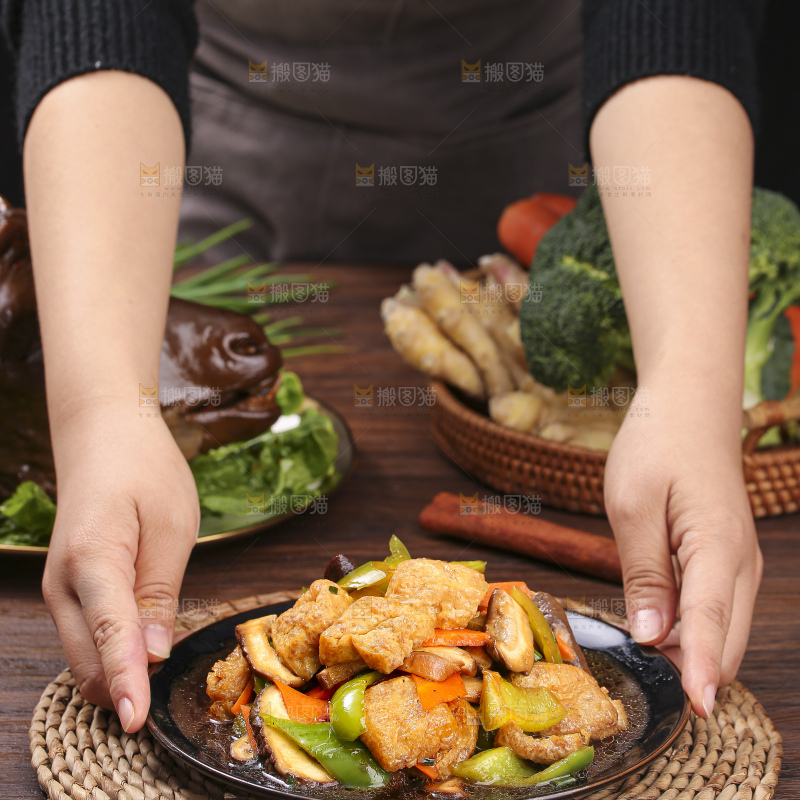 深底上的炒豆泡