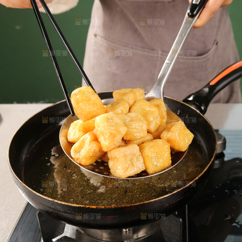 深底上的油豆腐