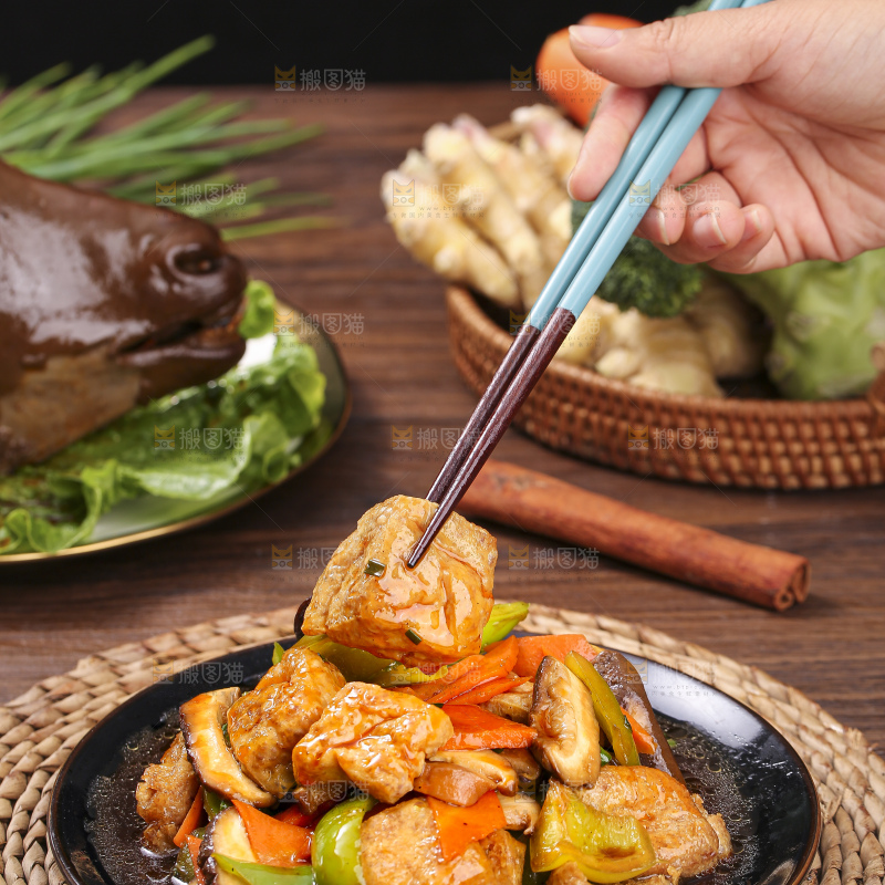 深底上的炒豆泡