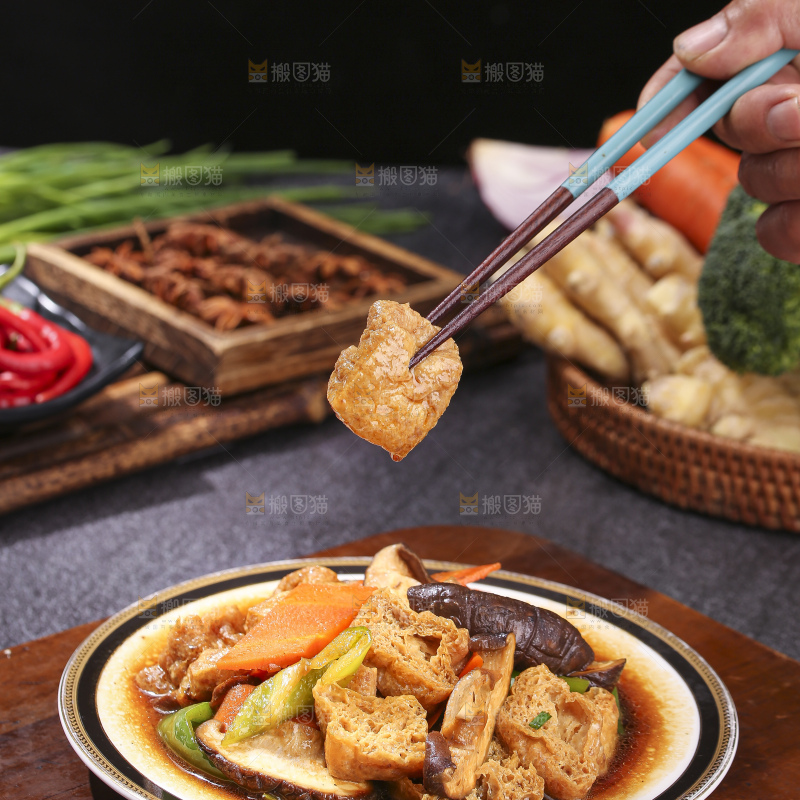 深底上的炒豆泡