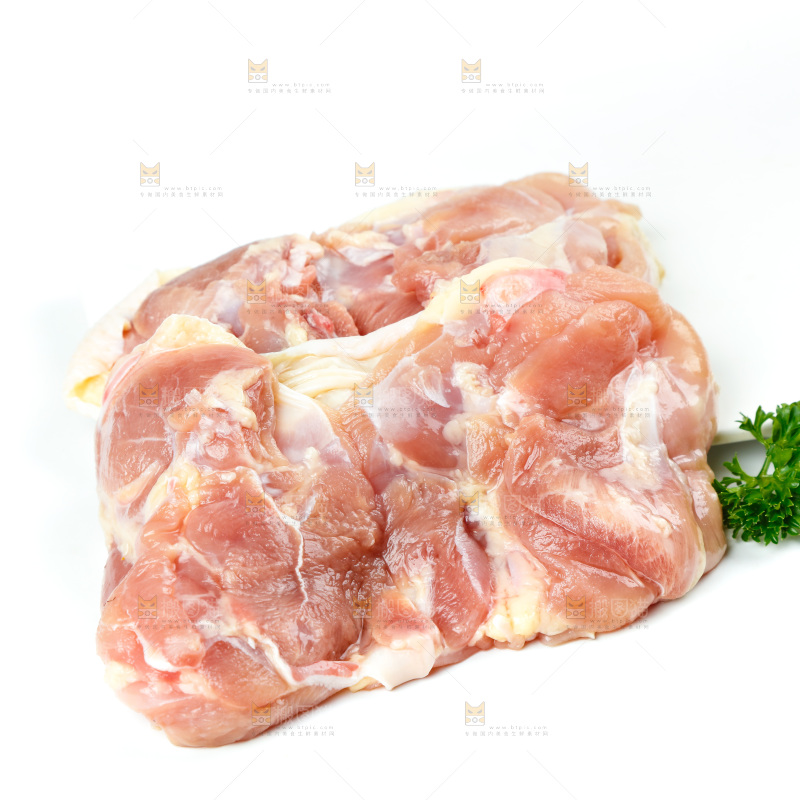 白底上的鸡腿肉
