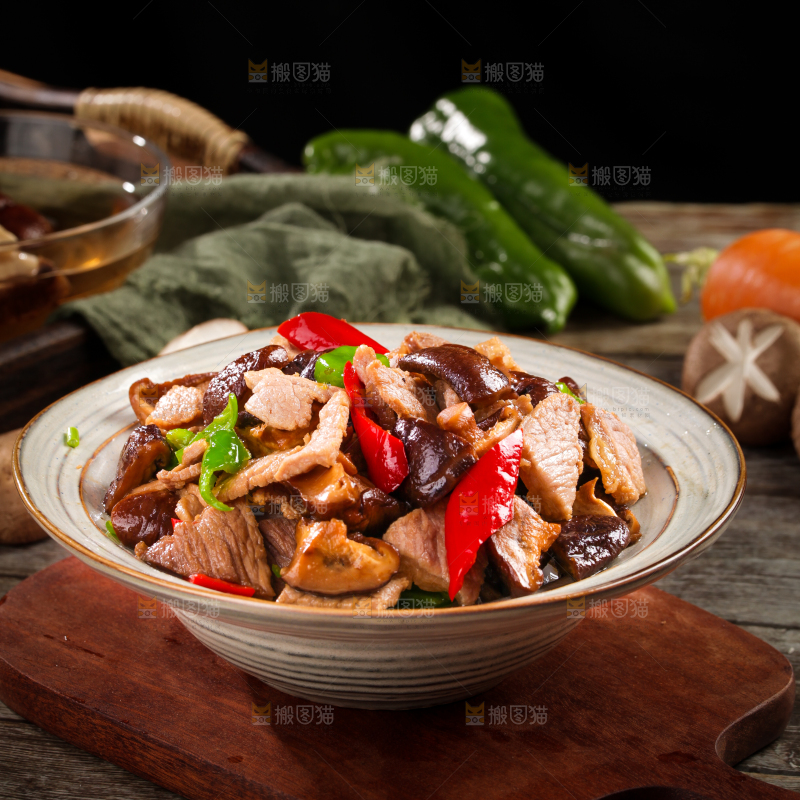 深底上的香菇肉片