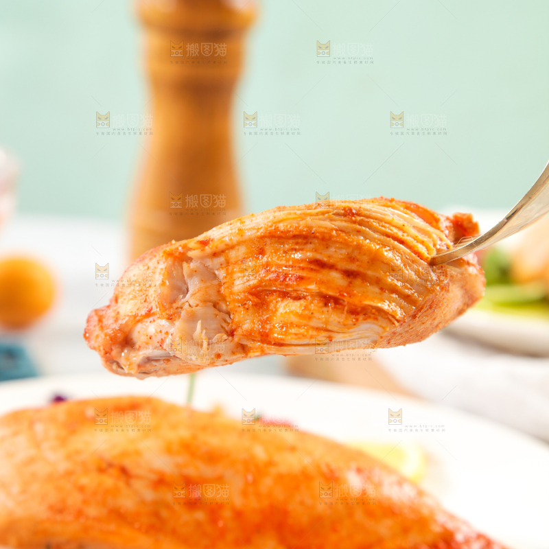 浅底上的鸡胸肉