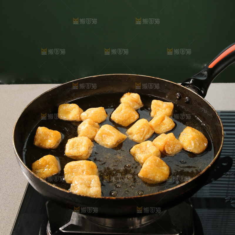 深底上的油豆腐