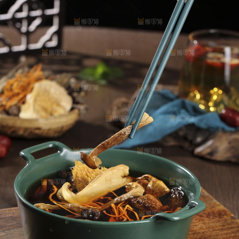 木底上的菌菇汤
