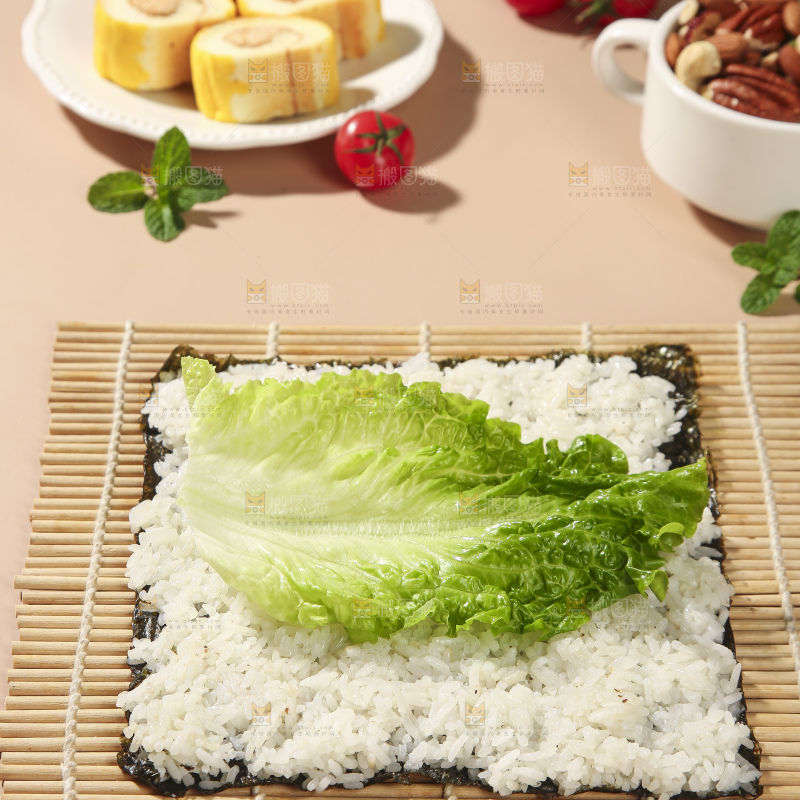 浅底上的海苔包饭