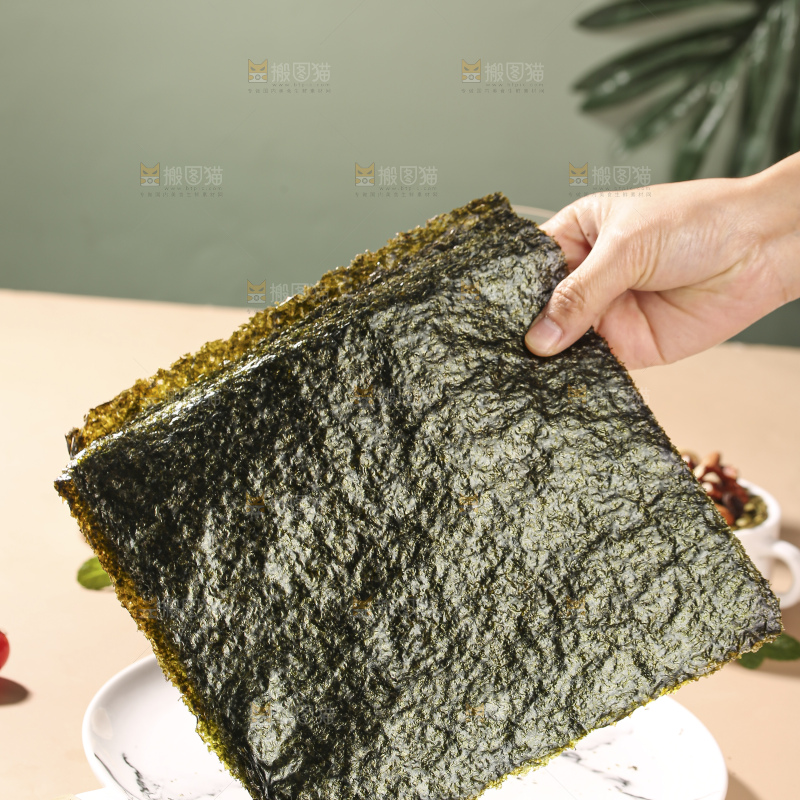 浅底上的海苔卷