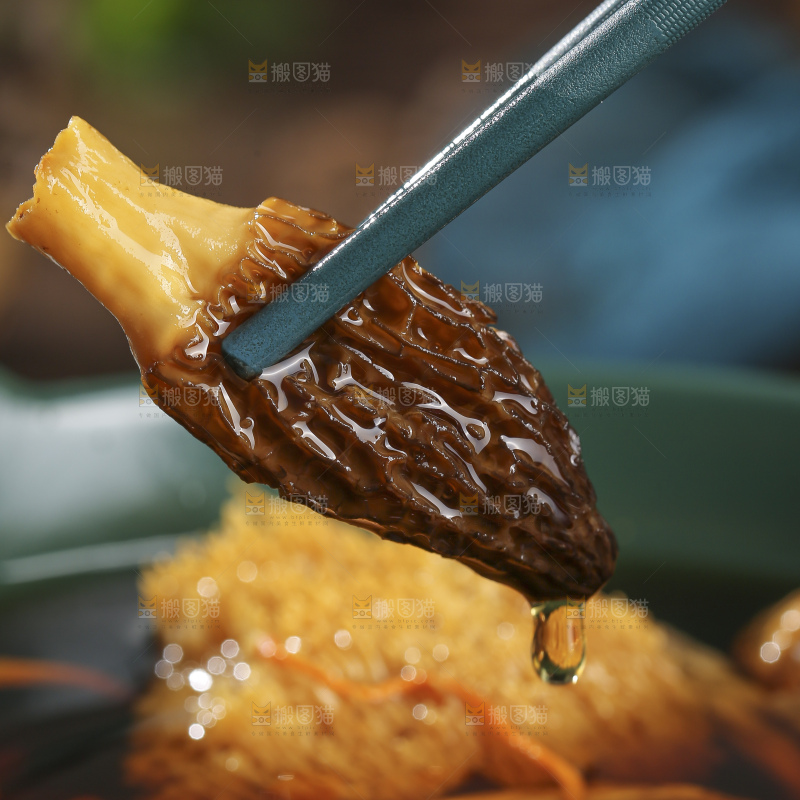 木底上的菌菇汤
