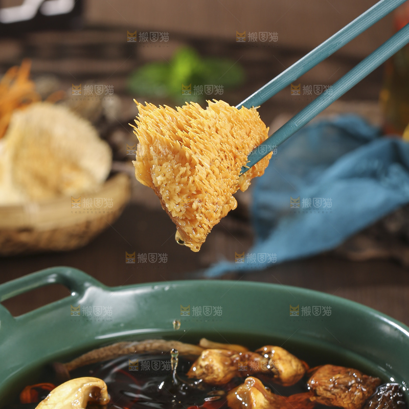 木底上的菌菇汤