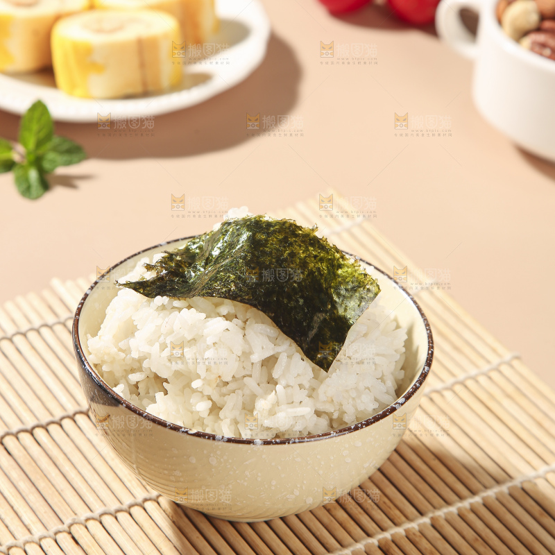 浅底上的海苔包饭