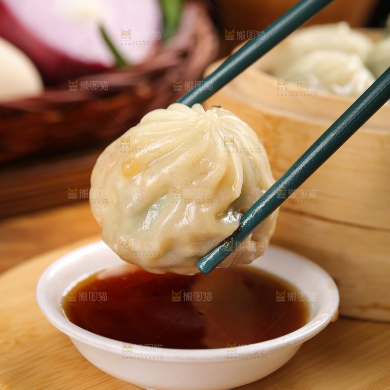 木底上摆放着的小包子