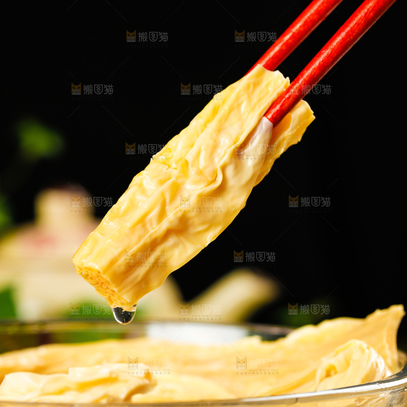 木底上摆放着腐竹