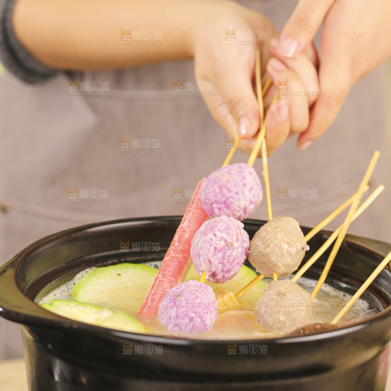 砂锅里煮着肉丸