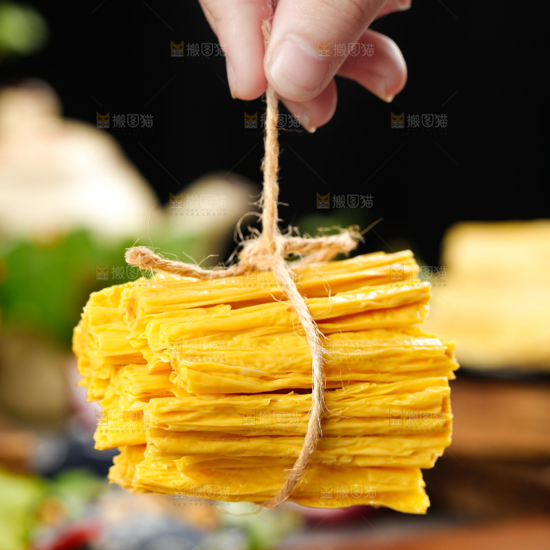 木底上摆放着豆皮