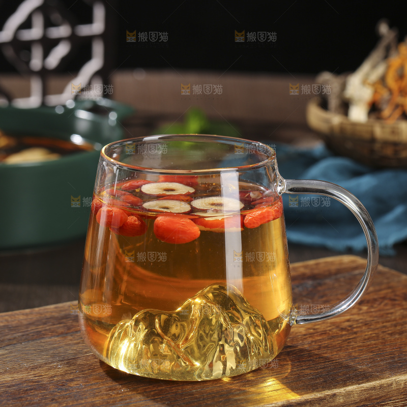 木底上的枸杞红枣茶