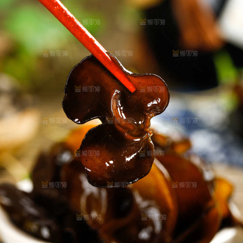 筷子夹着小木耳