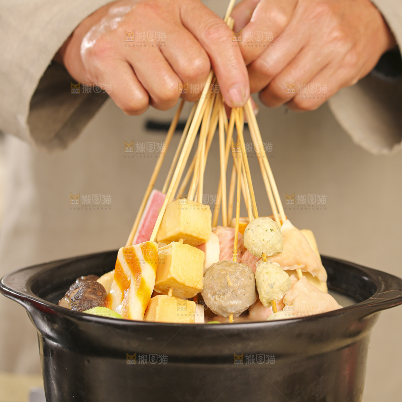 砂锅里煮着肉丸