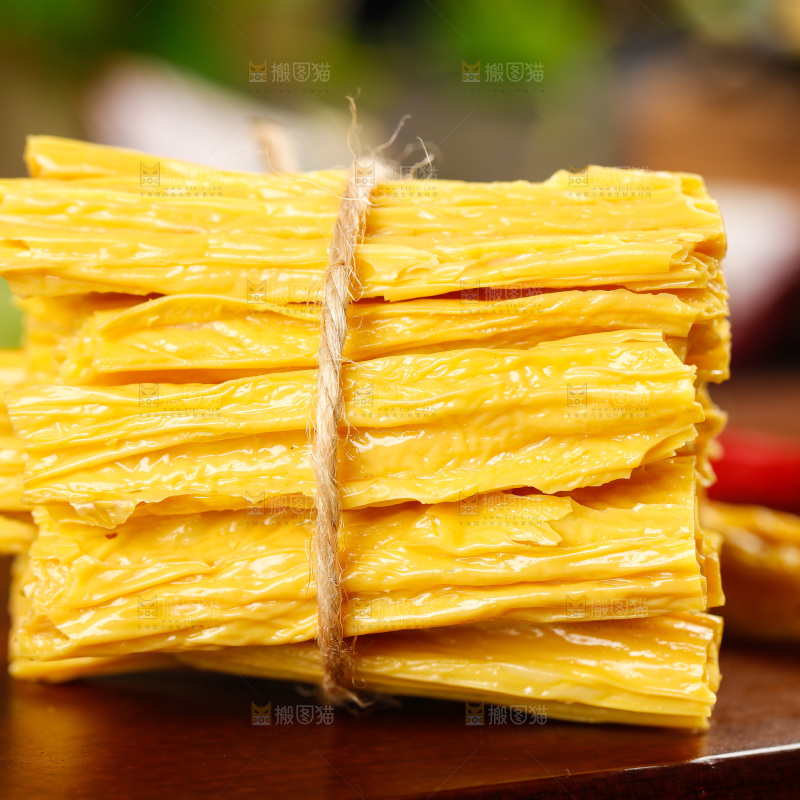 木底上摆放着豆皮