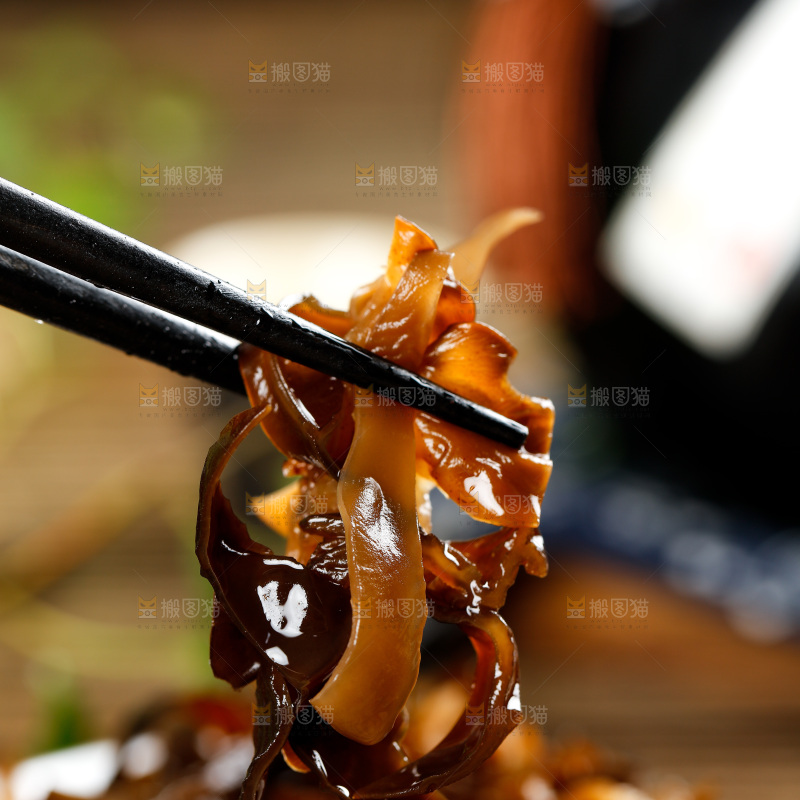 筷子夹着小木耳