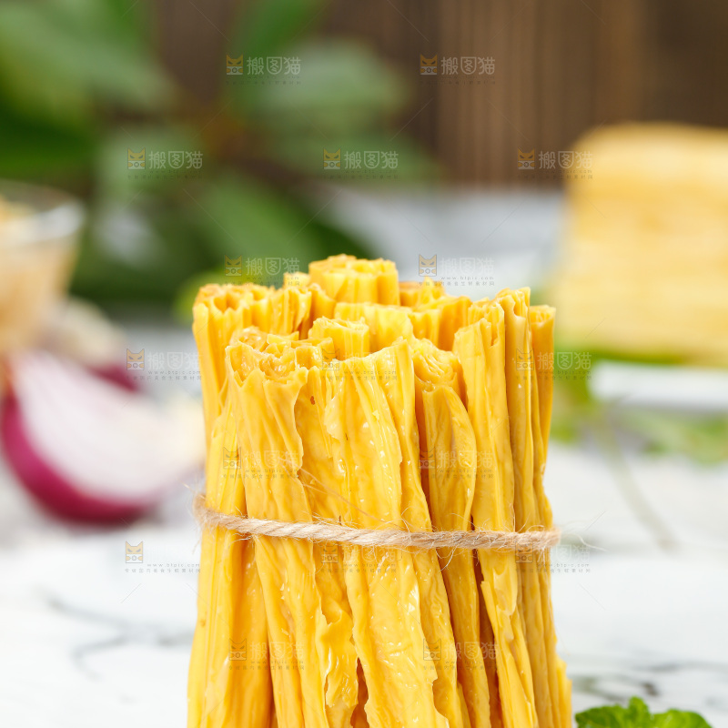 碟子里装着黄豆皮