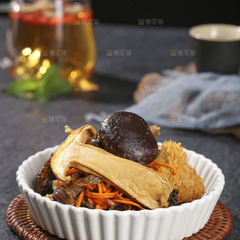 木底上的菌菇汤