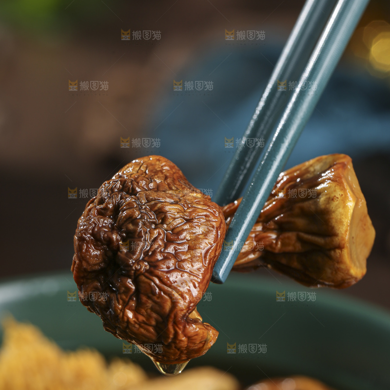 木底上的菌菇汤