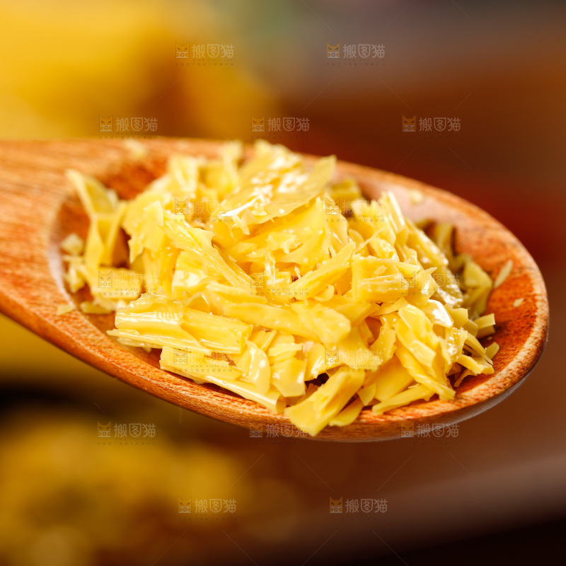 勺子上切碎的腐竹