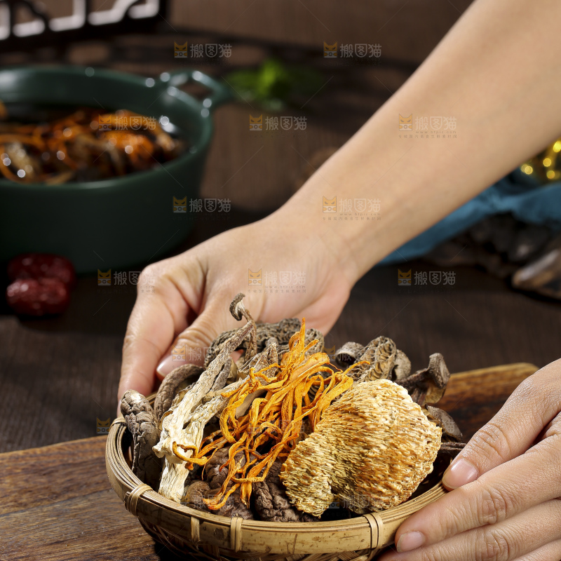木底上的菌菇汤