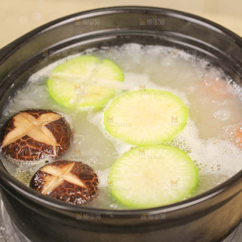 砂锅里煮着肉丸
