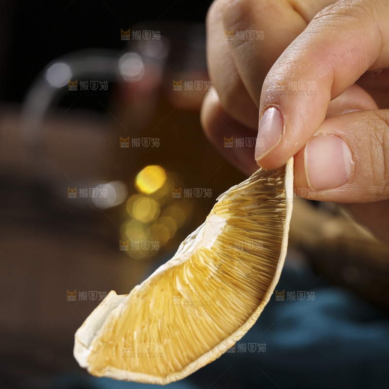 木底上的菌菇汤