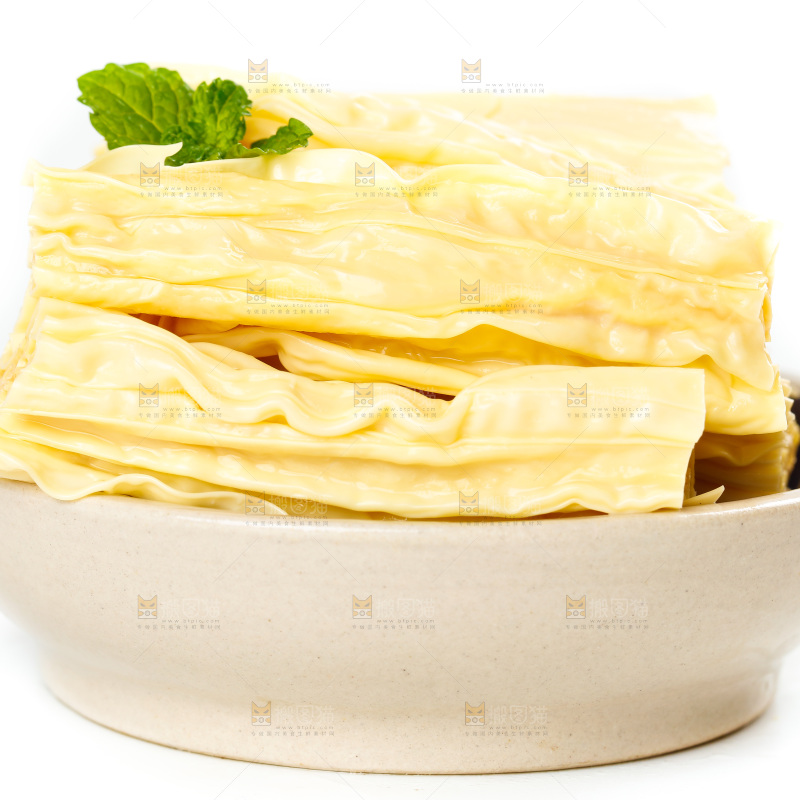 白底上放着腐竹
