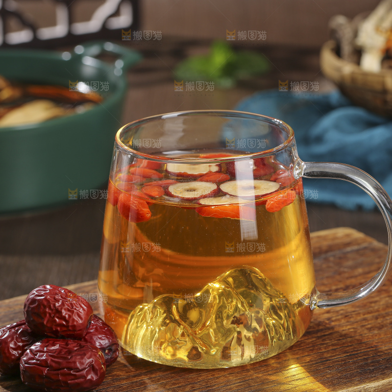 木底上的枸杞红枣茶